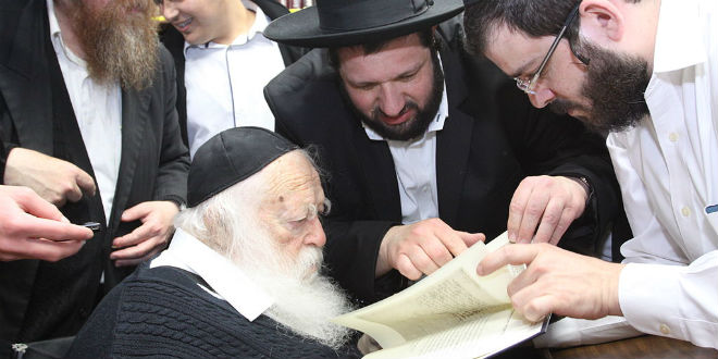 Rabbi Chaim Kanievsky (C) has issued a call for Jews to move to Israel in preparation for the imminent arrival of the Messiah. (Photo: Dudi Friedman/ Wiki Commons)